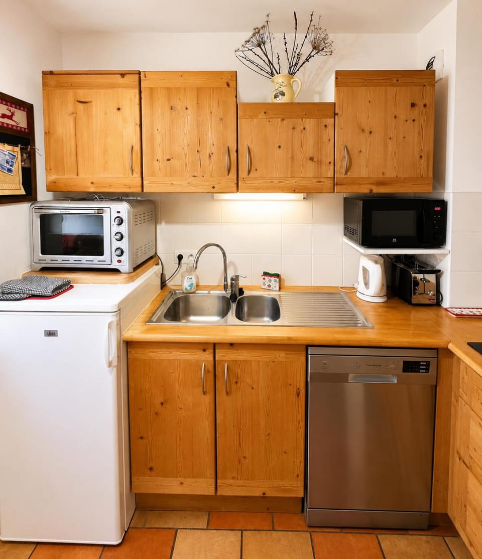 Coffee/tea facilities, Kitchen or kitchenette, dishwasher, oven, stove, toaster