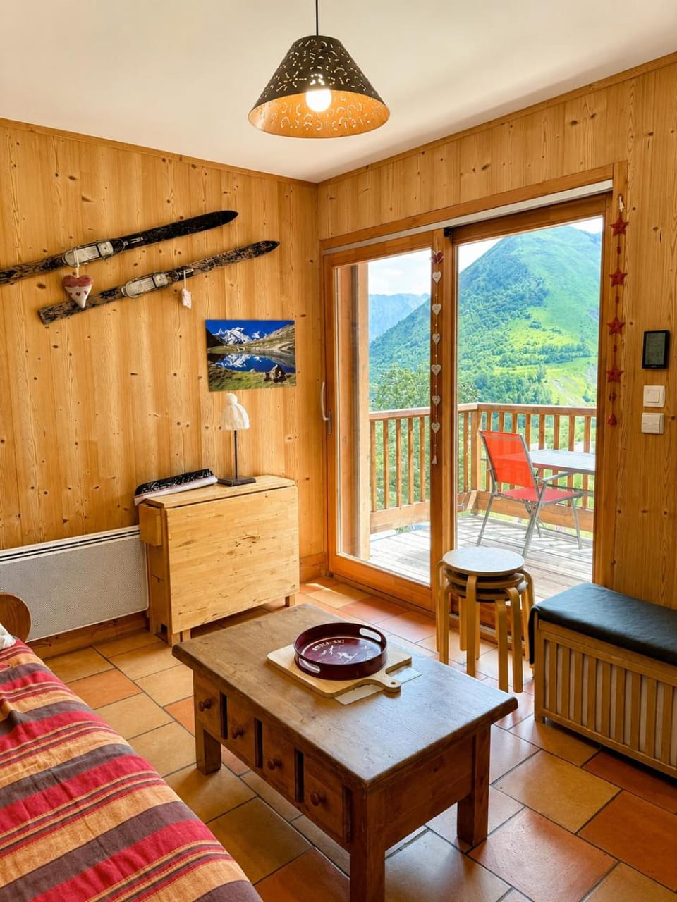 Bed, Natural landscape, TV and multimedia, View (from property/room), Balcony/Terrace, Living room, Seating area, Dining area, Mountain view