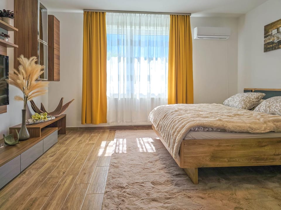 Bed, Photo of the whole room, air conditioner