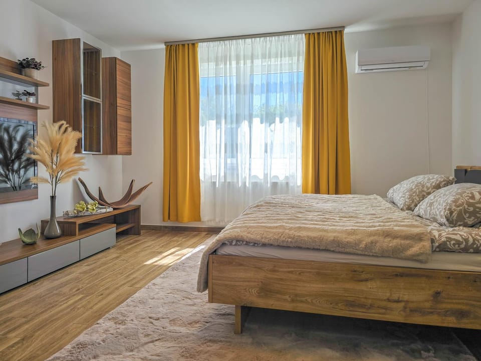 Bed, Photo of the whole room, Bedroom, air conditioner