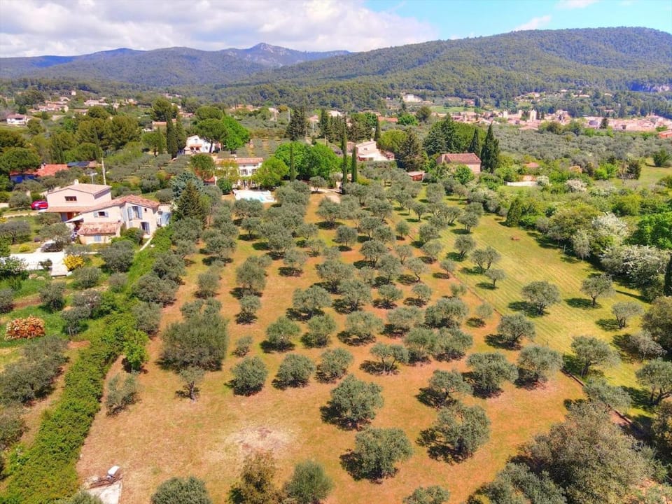 Bastide avec piscine à pied du village, Aups Villa in Aups
