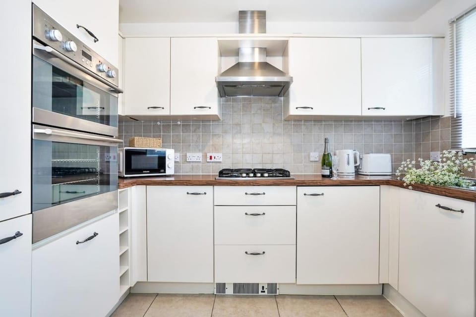 Coffee/tea facilities, Kitchen or kitchenette, dishwasher, microwave, oven, toaster