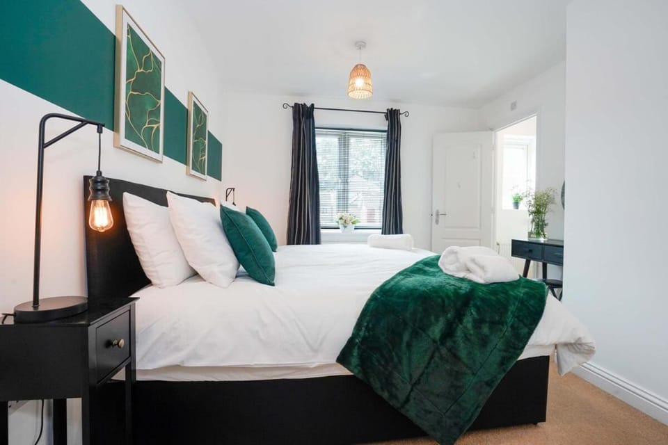 Bed, View (from property/room), Decorative detail, Bedroom, towels