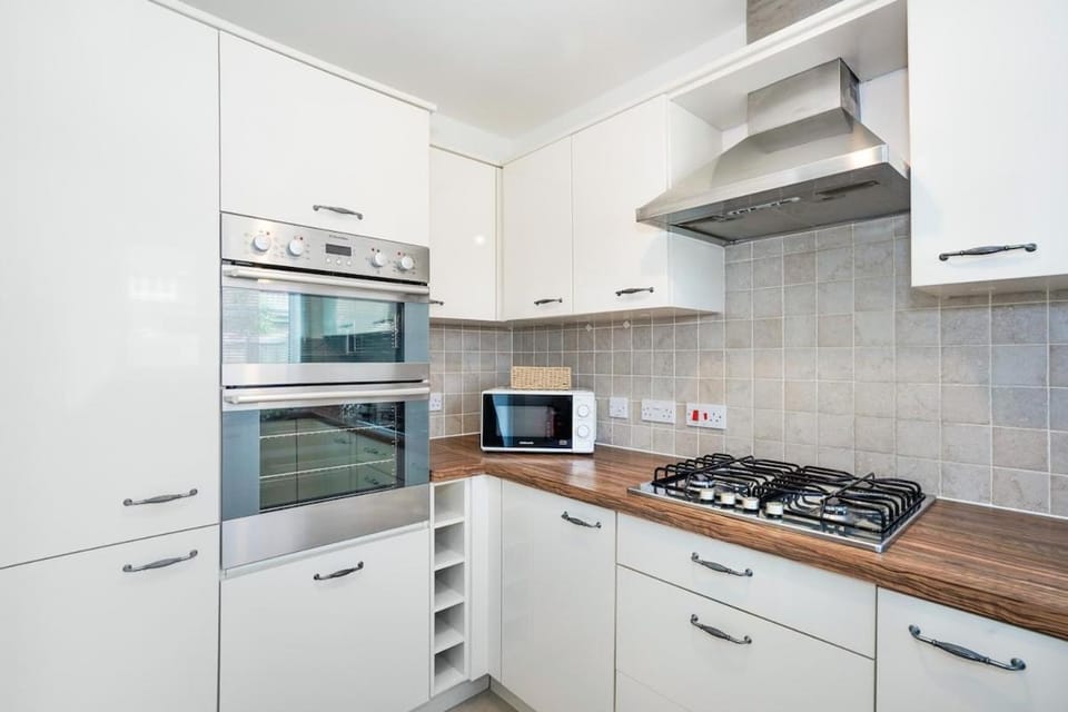 Kitchen or kitchenette, microwave, oven