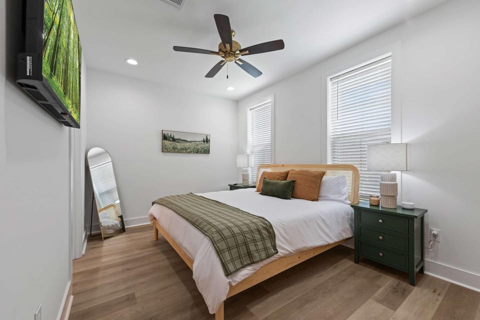 New Luxury Home - King - Central Location - Premier Host House in Lafayette