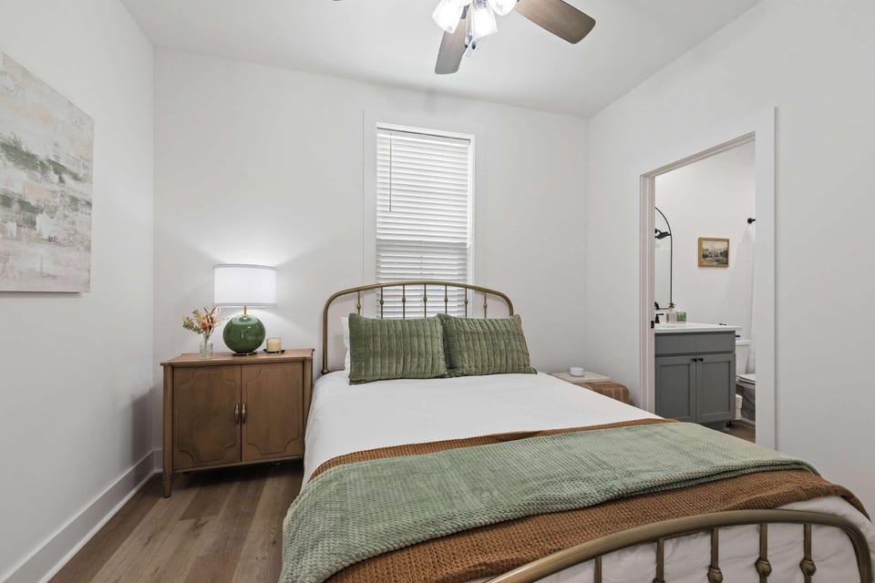 New Luxury Home - King - Central Location - Premier Host House in Lafayette