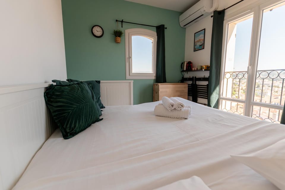 Bed, Photo of the whole room, Bedroom, towels