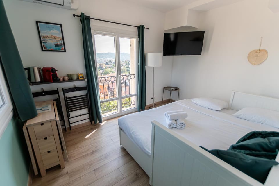 Bed, TV and multimedia, Coffee/tea facilities, Kitchen or kitchenette, Photo of the whole room, Bedroom, towels