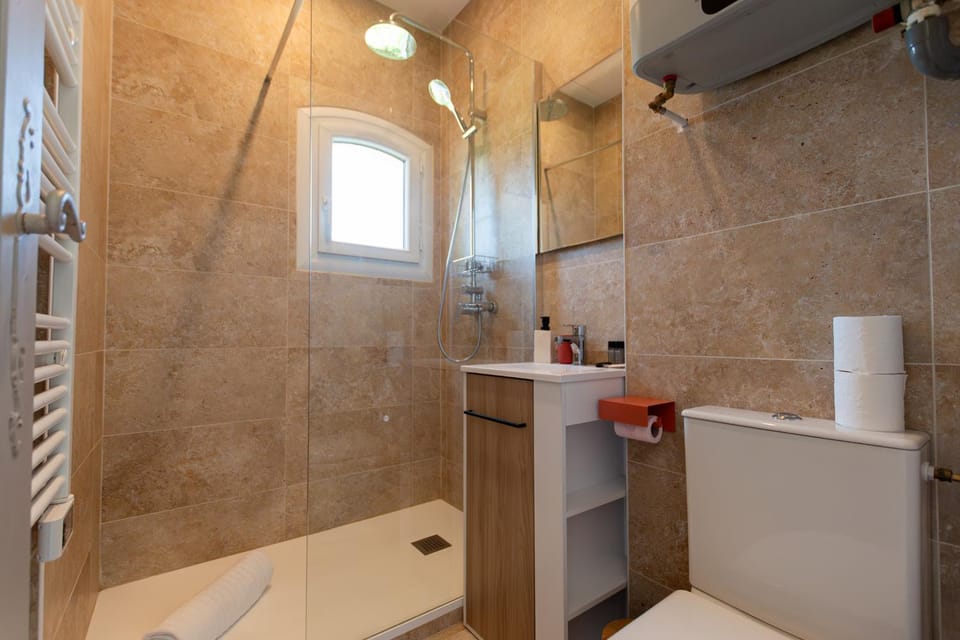 Shower, Toilet, Bathroom, Bath, towels