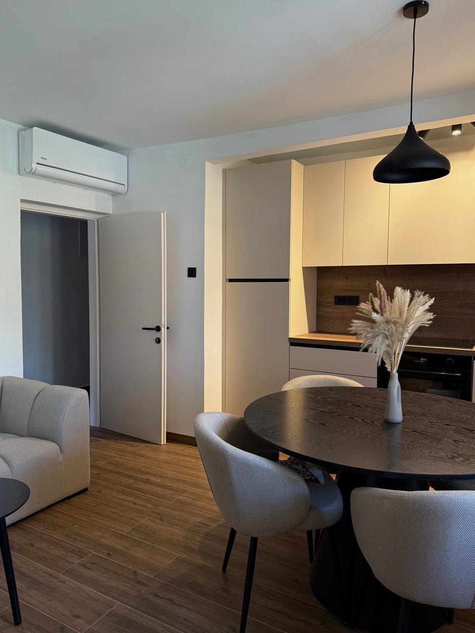 Dining area, kitchen
