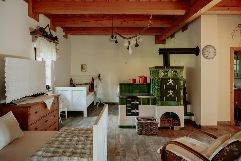 Communal lounge/ TV room, Bed, Seating area, fireplace