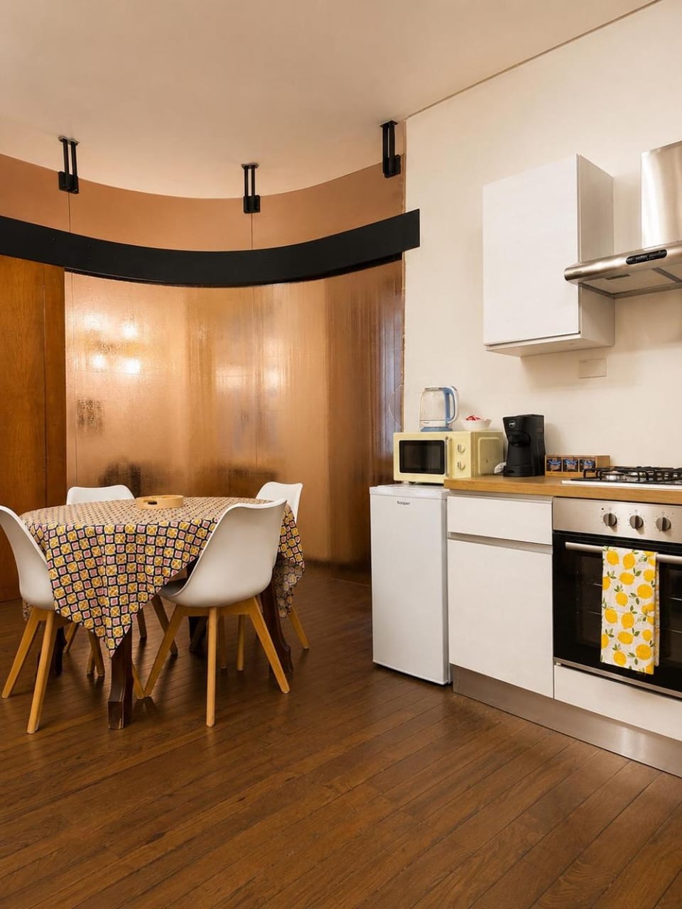 Kitchen or kitchenette, Dining area, minibar, oven, stove