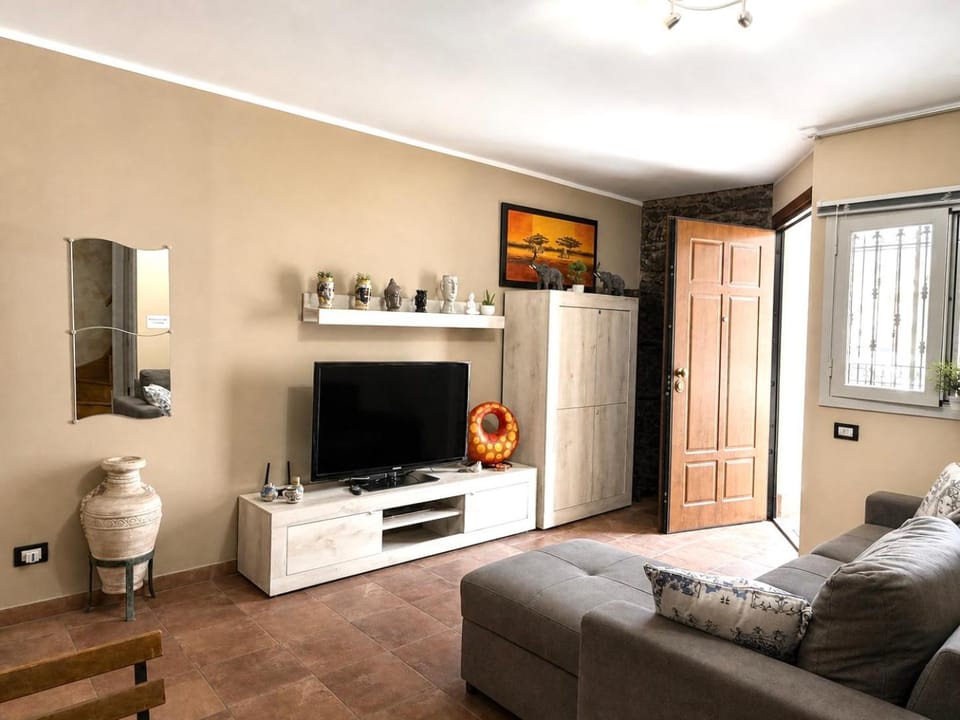 Communal lounge/ TV room, TV and multimedia, Living room, Seating area, Evening entertainment