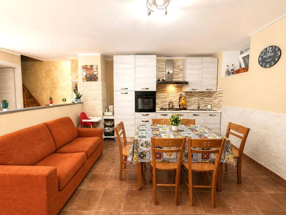 Kitchen or kitchenette, Living room, Seating area, Dining area, oven, pet friendly, stove