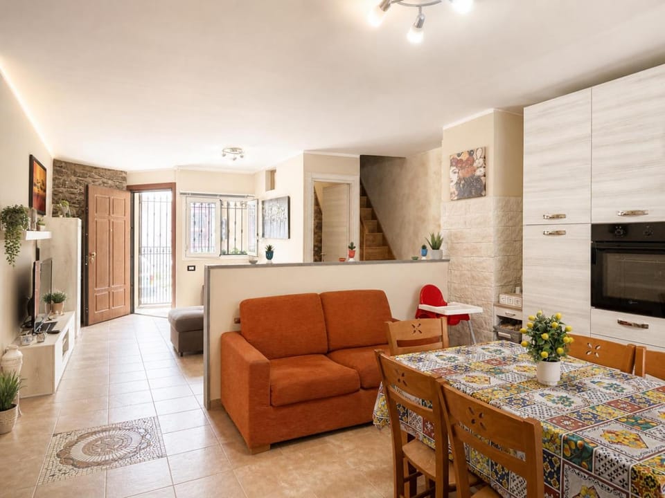 Communal lounge/ TV room, TV and multimedia, Kitchen or kitchenette, Living room, Seating area, Dining area, Evening entertainment