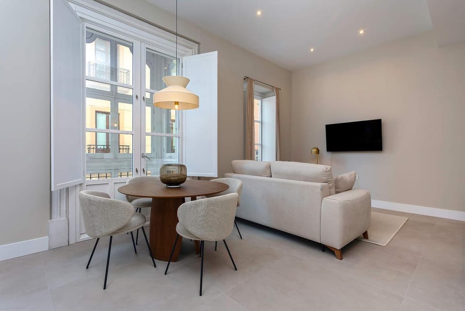 TV and multimedia, Living room, Seating area, Dining area