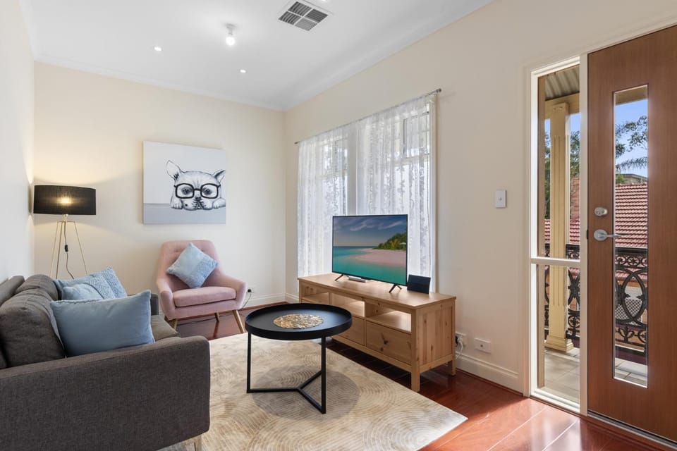 Beautiful 4 Bedroom Home Near Marion & Flinders House in Adelaide