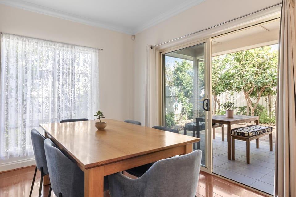 Beautiful 4 Bedroom Home Near Marion & Flinders House in Adelaide