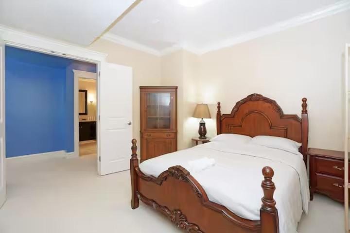 Modern 2BR Home - Prime West Vancouver Location Apartment in West Vancouver
