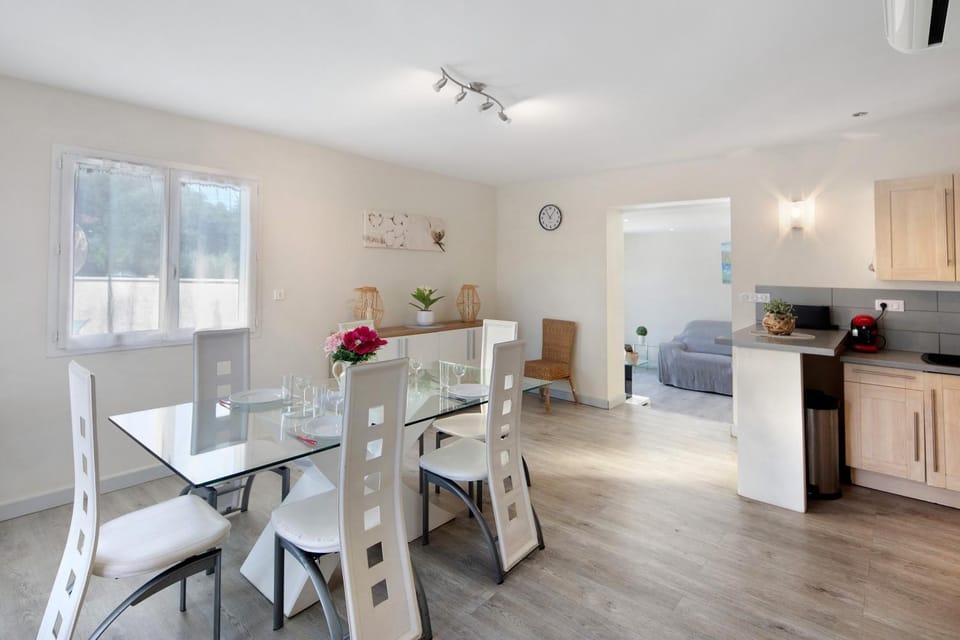 Property building, Kitchen or kitchenette, Living room