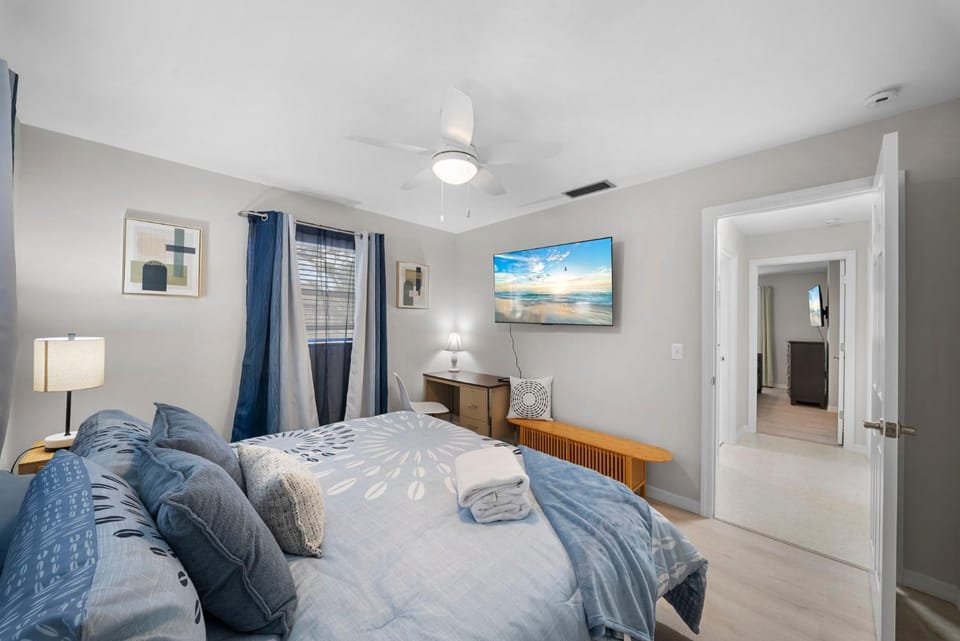 Bed, TV and multimedia, Bedroom