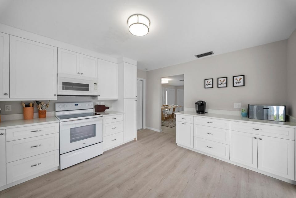 Coffee/tea facilities, Kitchen or kitchenette, oven, stove, toaster