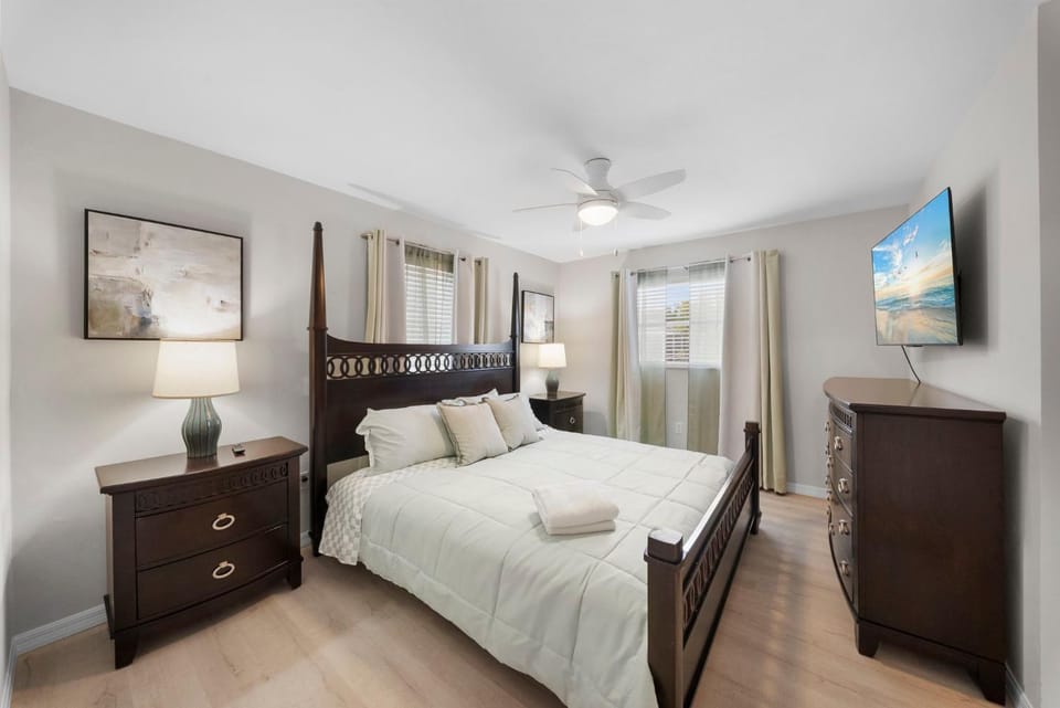 Bed, TV and multimedia, Bedroom