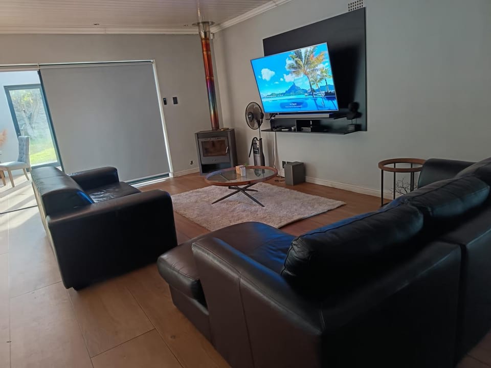 Communal lounge/ TV room, TV and multimedia, Living room, Evening entertainment