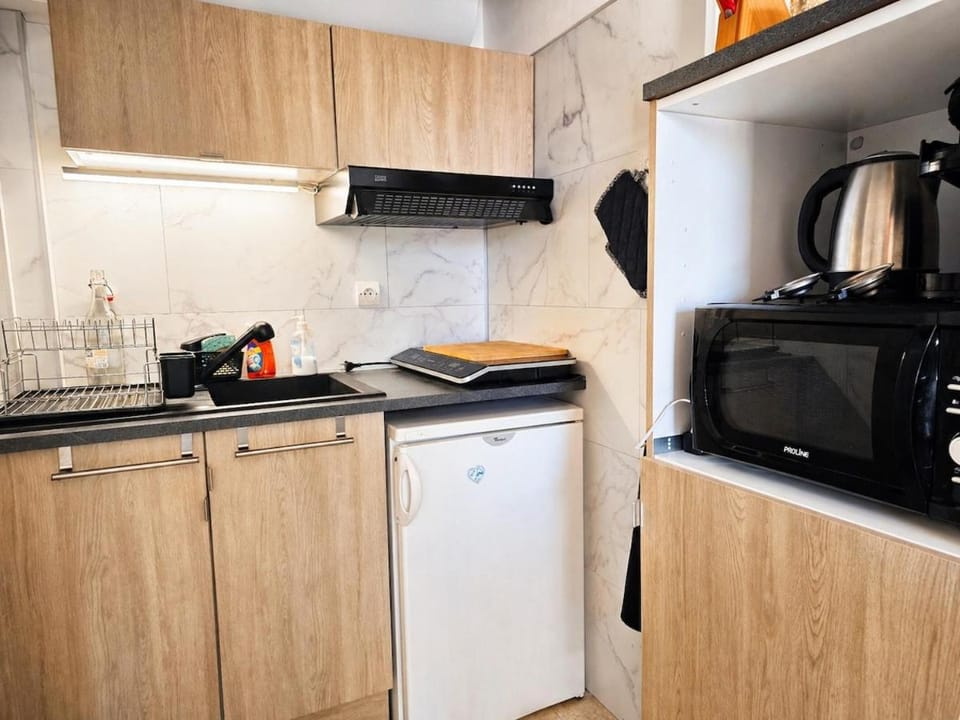 Coffee/tea facilities, microwave, stove, kitchen