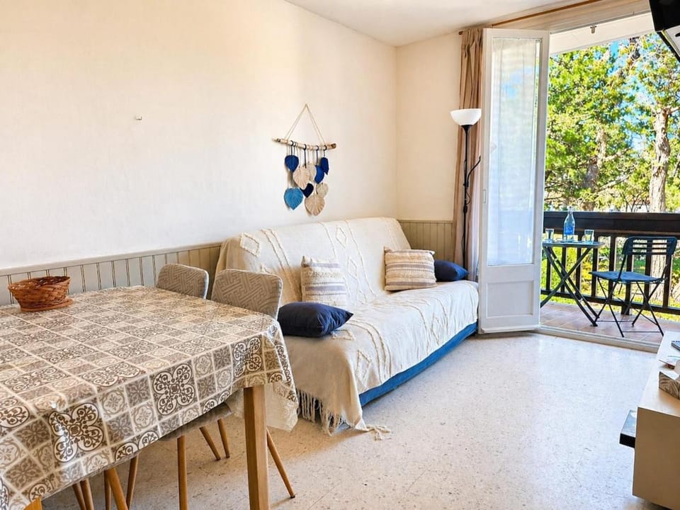 TV and multimedia, Balcony/Terrace, Living room, Seating area, Dining area