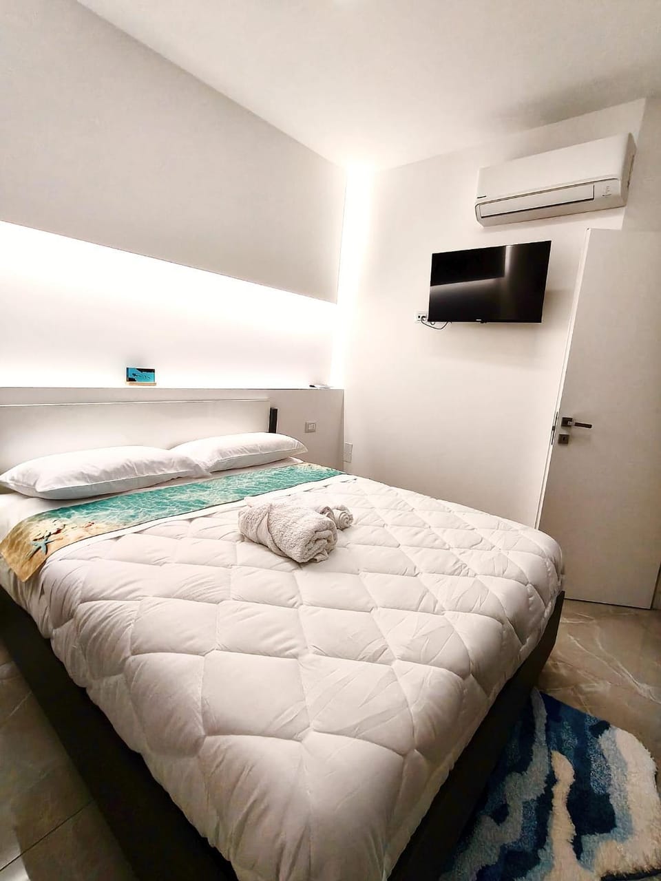 Bed, TV and multimedia, Photo of the whole room, Bedroom, air conditioner