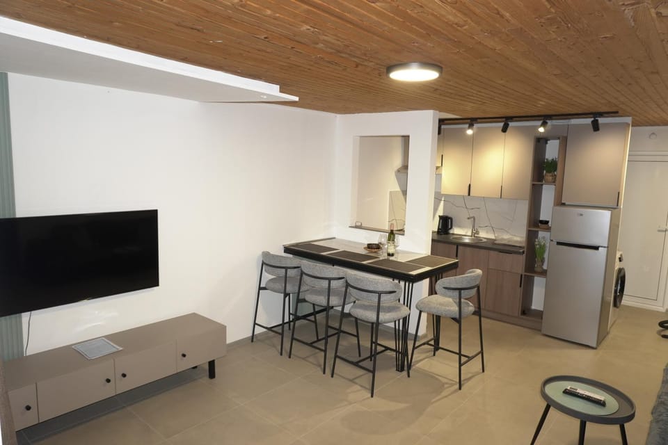 Kitchen or kitchenette, Dining area, stove