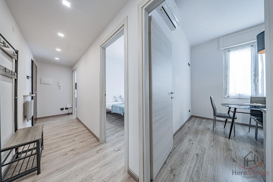 Bed, Dining area