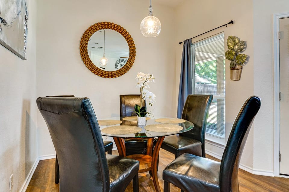 Modern Home Near DFW: Work, Play + Relax! House in Mansfield