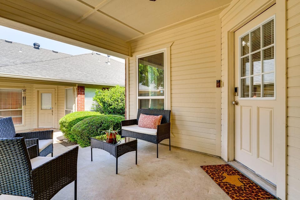 Modern Home Near DFW: Work, Play + Relax! House in Mansfield