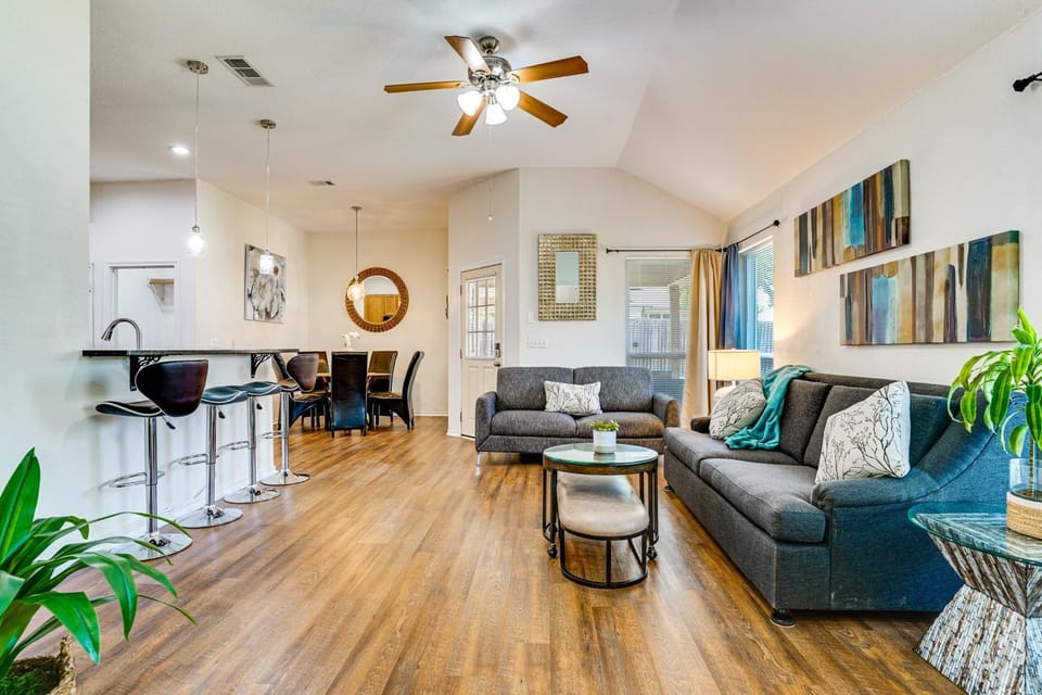 Modern Home Near DFW: Work, Play + Relax! House in Mansfield