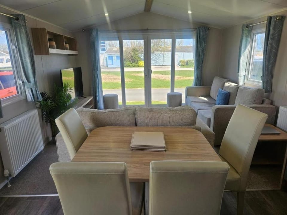 TV and multimedia, Kitchen or kitchenette, Living room, Seating area, Dining area