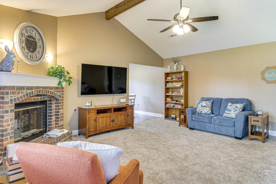 13 Mi to Kauffman Stadium! 'Cottontail Cottage' House in Blue Springs