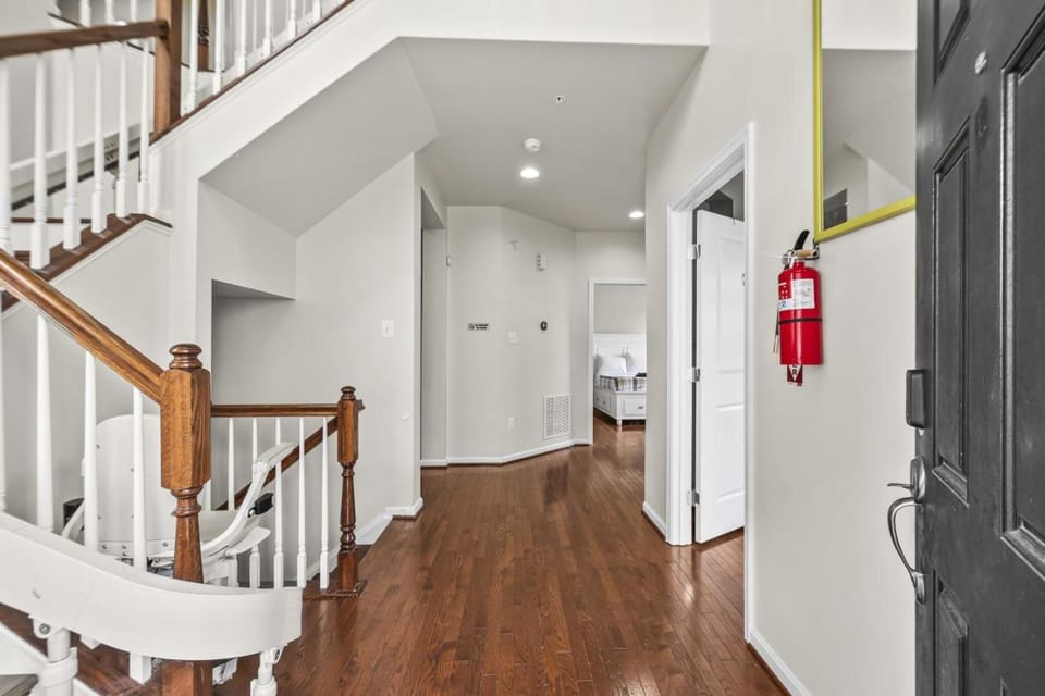 Large 7 bedroom sleeps 22 With Parking Near DC House in Glenarden