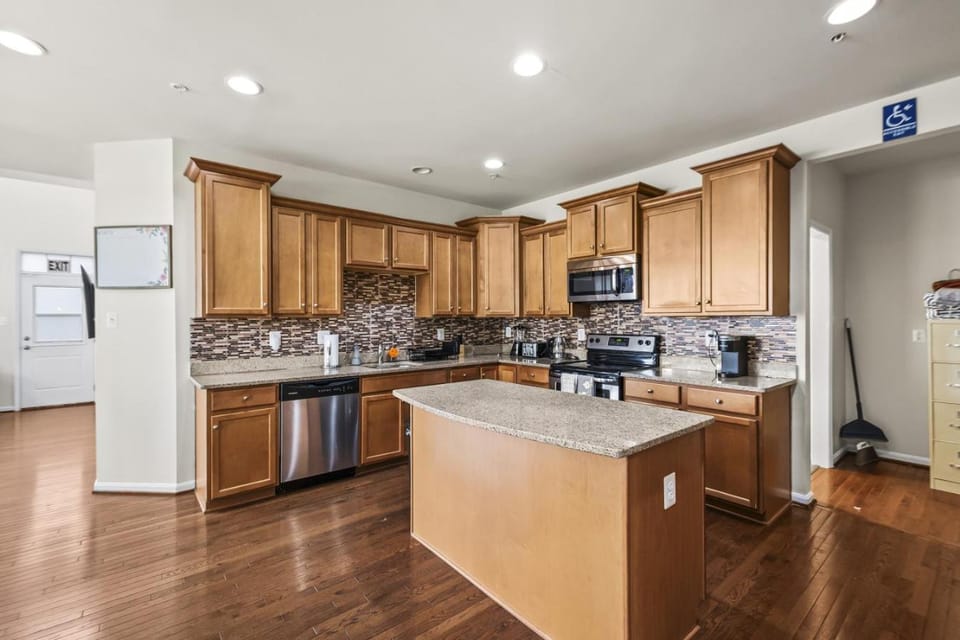Large 7 bedroom sleeps 22 With Parking Near DC House in Glenarden