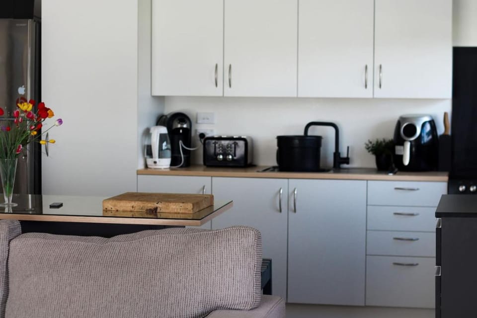 Stylish 1BR Retreat | Patio | Walk to Shops | Parking House in Whangārei