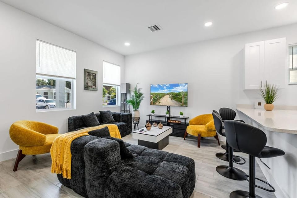 Modern New Home, Prime West Palm Beach Location House in West Palm Beach
