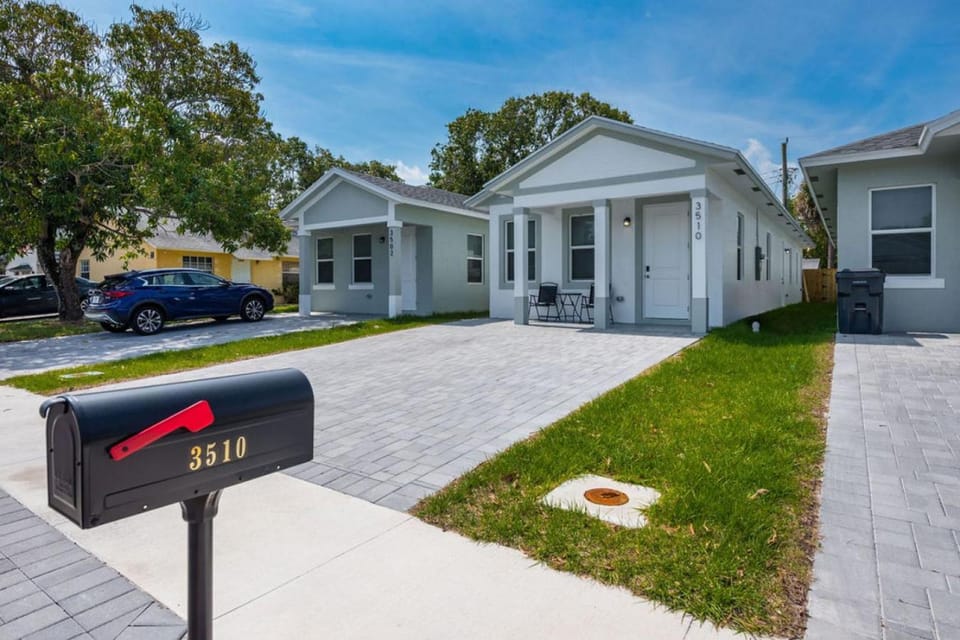 Modern New Home, Prime West Palm Beach Location House in West Palm Beach
