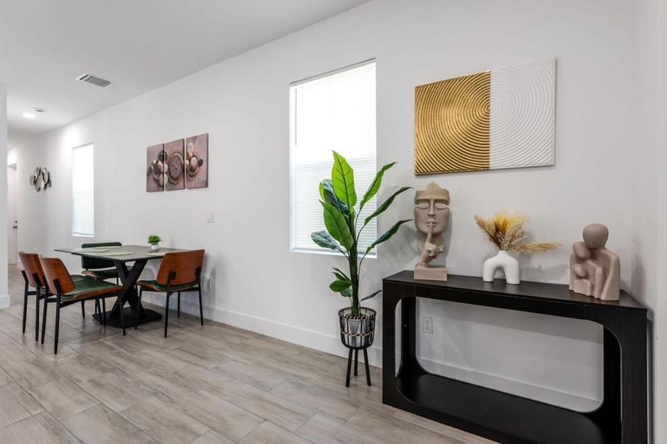 Modern New Home, Prime West Palm Beach Location House in West Palm Beach