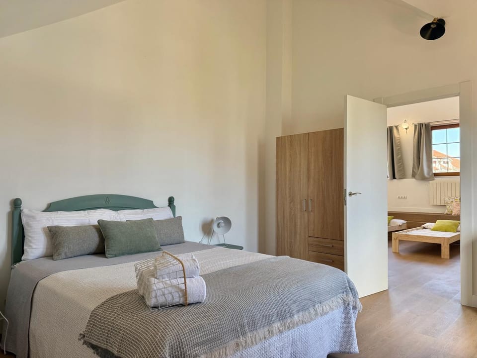 Photo of the whole room, Bedroom