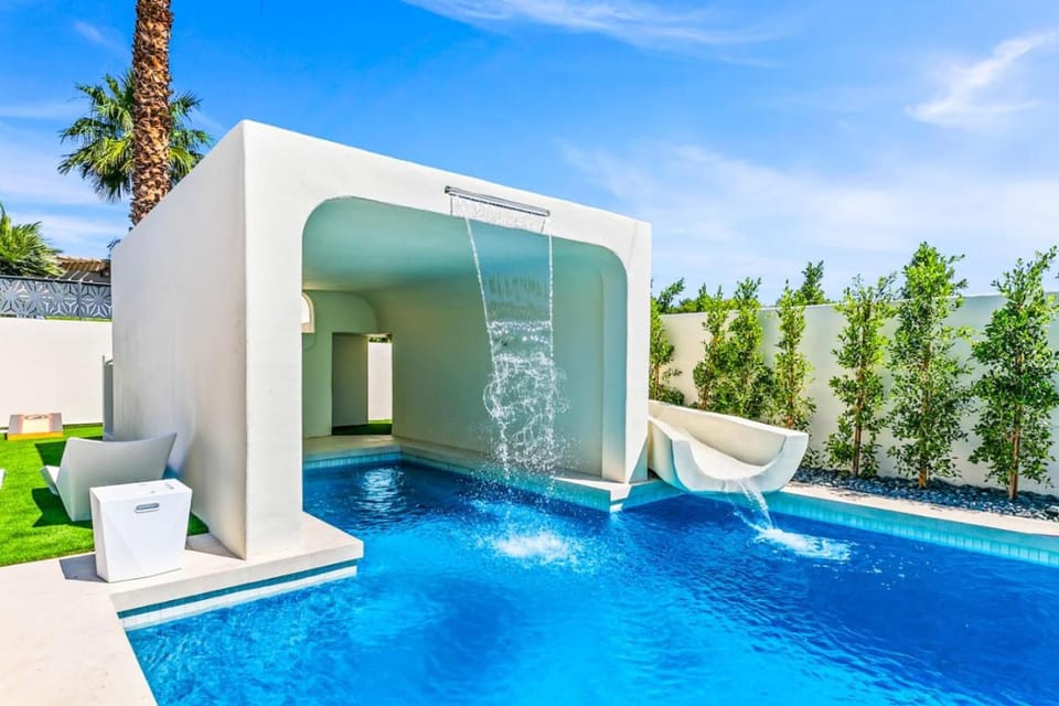 Valhalla Holiday Home with Game Room and Waterslide House in La Quinta