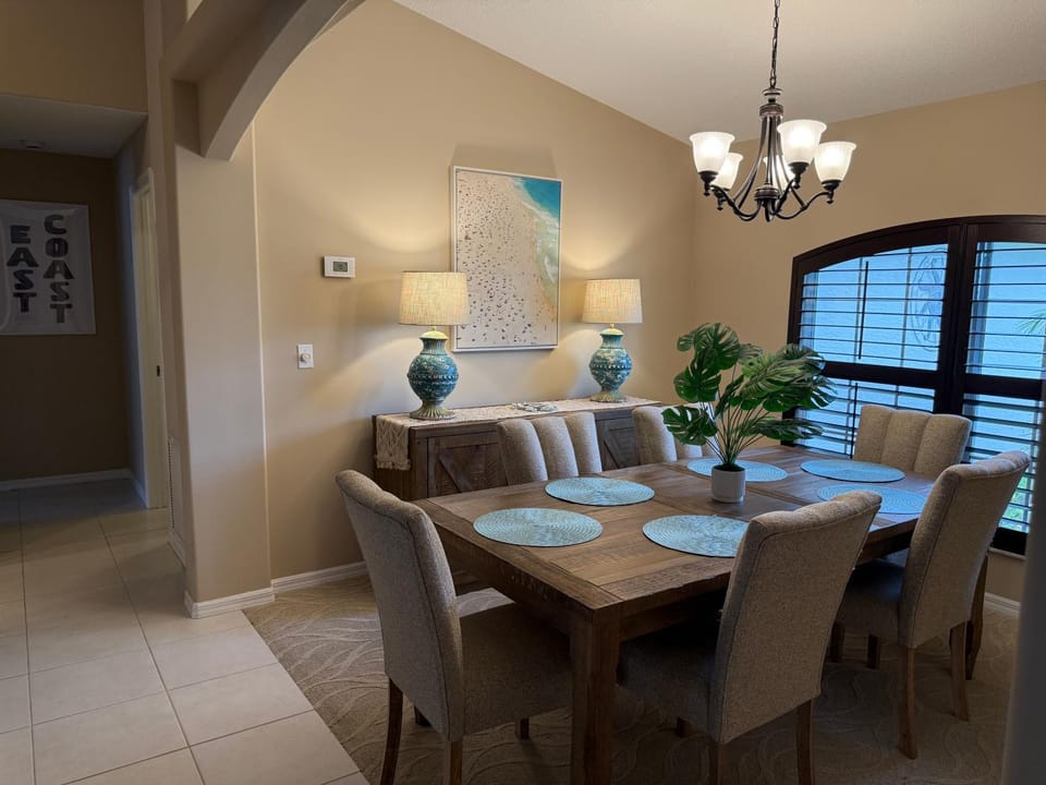 Pool Retreat & Minutes to Beach House in Sebastian