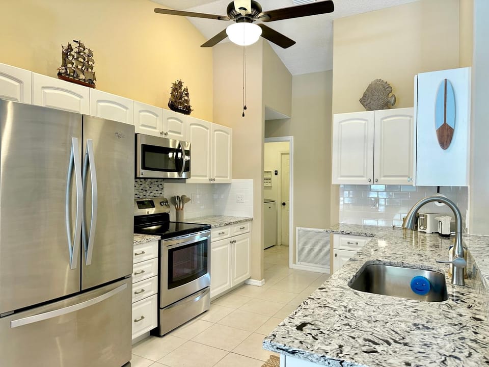 Pool Retreat & Minutes to Beach House in Sebastian