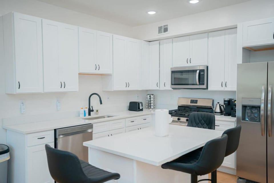 Coffee/tea facilities, Kitchen or kitchenette, Dining area, dishwasher, oven, stove, toaster
