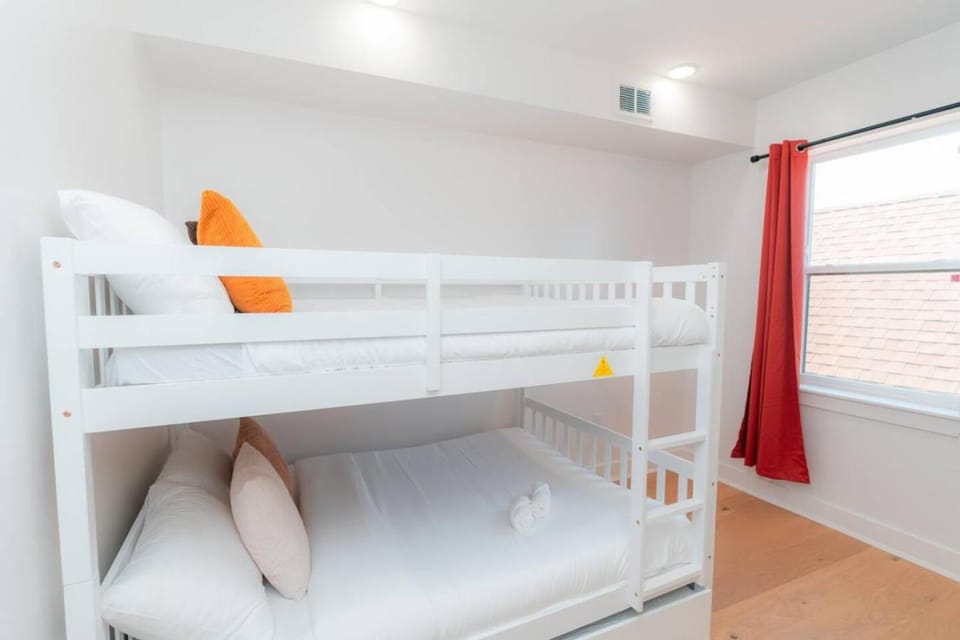 Bedroom, bunk bed, towels